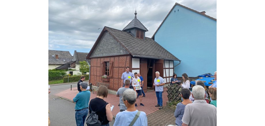 Eine Gruppe von Menschen vor einem historischen Fachwerkgebäude