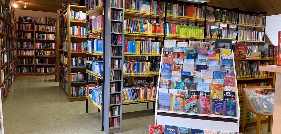 Gefüllte Bücherregale in der Gemeindebücherei
