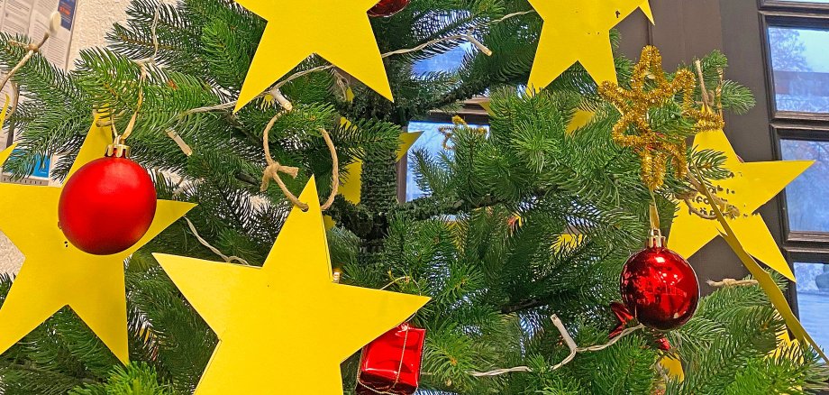 Sterne und Kugeln an einem Weihnachtsbaum